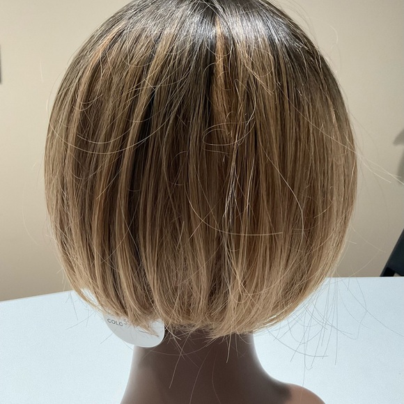 ?NWT Human Like High- Low Lights Colors Women’s Wig main image 4